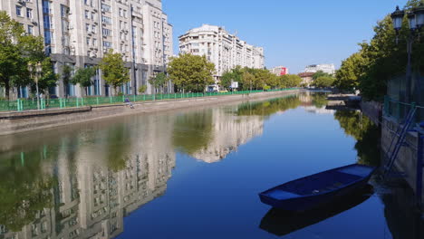 Río-Dambovita-En-El-Centro-De-La-Ciudad-De-Bucarest,-Capital-Rumana