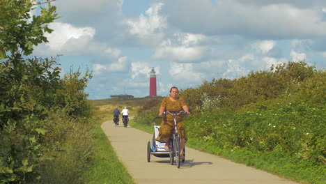 Ein-Fahrradweg-In-Den-Dünen