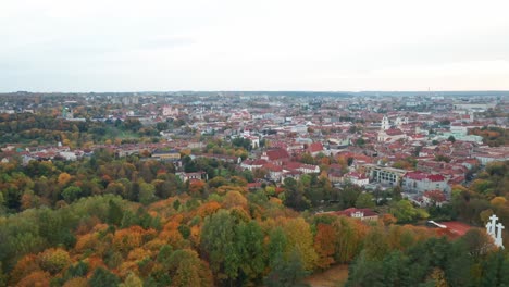 Antena:-Panorama-De-La-Ciudad-De-Vilnius-En-Otoño-Con-El-Castillo-De-Gediminas-Y-La-Colina-De-Tres-Cruces-En-El-Fondo