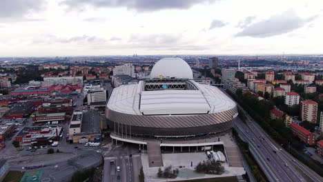 Stadtgebäude-Von-Stockholm-Mit-Majestätischer-Arena,-Luftdrohnenansicht