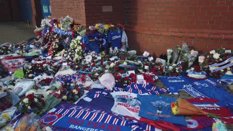 Wide-shot-of-fan-tributes-to-Rangers-and-Scotland-legend,-Walter-Smith