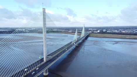 Mersey-Gateway,-Wahrzeichen,-Luftaufnahme-über-Der-Mautpflichtigen-Hängebrücke,-Flussüberquerung,-Umgekehrter-Abstieg