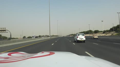 POV-Fahrt-Entlang-Der-Dubai-D72-Highway-Road