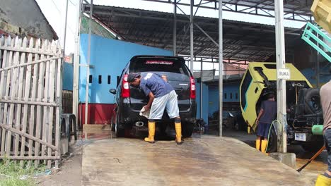 Trabajador-Limpiando,-Rociando-Y-Limpiando-El-Coche,-Limpiando-El-Coche-De-La-Suciedad,-En-Su-Lugar-De-Trabajo,-Batang,-14-De-Julio-De-2021