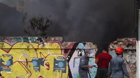 Bombero-Con-Visor-Reflectante-En-El-Casco-Preparado-Para-Combatir-Un-Gran-Incendio,-En-La-Avenida-Tereza-Cristina,-Distrito-De-Ipiranga