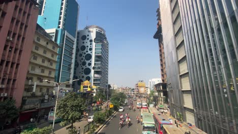 Calle-De-La-Ciudad-Con-Transporte-Público-En-Autobús-En-El-Centro,-Tiro-Inclinado-Hacia-Abajo