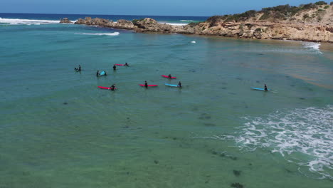 Antenne:-Junge-Surfklasse-Wartet-Im-Seichten-Wasser-Hinter-Dem-Point-Auf-Wellen