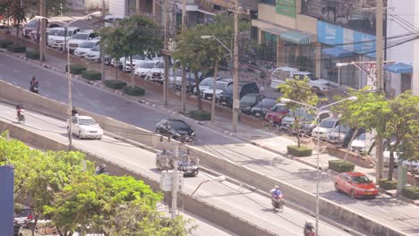 Fahrzeugverkehr-Aus-Einem-Hohen-Winkel-In-4K-Entlang-Der-Ratchada-Road-In-Bangkok,-Thailand