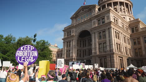 Una-Gran-Multitud-De-Activistas-A-Favor-Del-Derecho-A-Decidir-Se-Reúnen-Con-Carteles-En-El-Capitolio-De-Texas-Durante-La-Marcha-De-Mujeres,-Se-Muestra-El-Cartel-&quot;mantener-El-Aborto-Legal&quot;