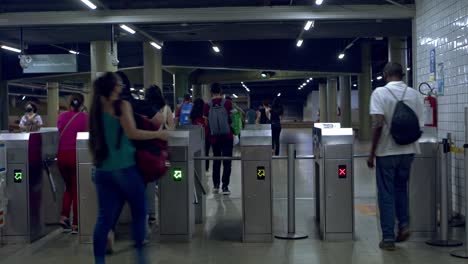 Los-Pasajeros-Ingresan-Al-Torniquete-De-Boletos-Para-Viajar-En-El-Metro