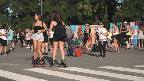 Escena-De-Chicas-Con-Patinadora-Bailando-Zumba-En-La-Plaza