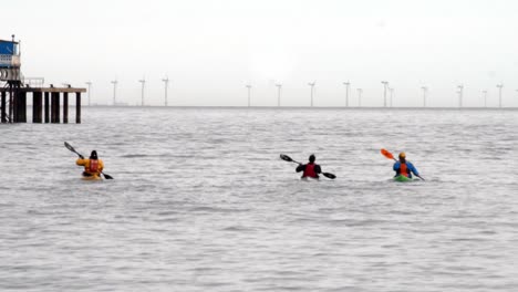 Grupo-De-Amigos-Temprano-En-La-Mañana-Viaje-En-Kayak-Hacia-El-Muelle-De-Llandudno