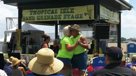 Pareja-Bailando-French-Quarter-Fest-Nueva-Orleans