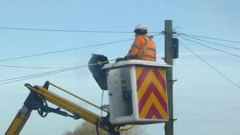 Telekommunikationstechniker-Repariert-Telefonmast-Stromkabel-Im-Auslegerkraneimer