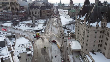 Freiheitskonvoi-Trucker-Protestieren-In-Der-Innenstadt-Von-Ontario,-Kanada,-Luftaufnahme-Auf-Einer-öffentlichen-Straße