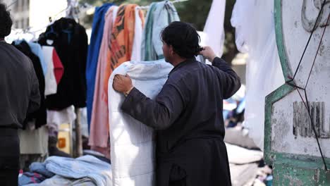 Vendedor-De-Bufandas-En-Un-Mercado-En-Karachi,-Pakistán