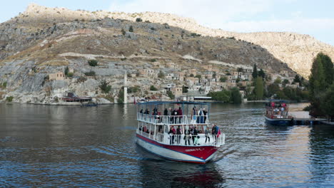 Touristen-Auf-Der-Fähre-Verlassen-Das-Alte-Halfeti-Mit-Der-Versunkenen-Moschee-In-Halfeti,-Türkei