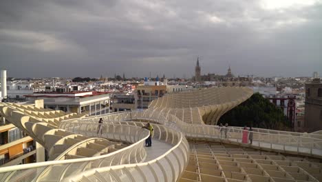 Cámara-Lenta-En-Lo-Alto-De-La-Sartén-En-La-Azotea-De-Metropol-Parasol-En-Sevilla,-España