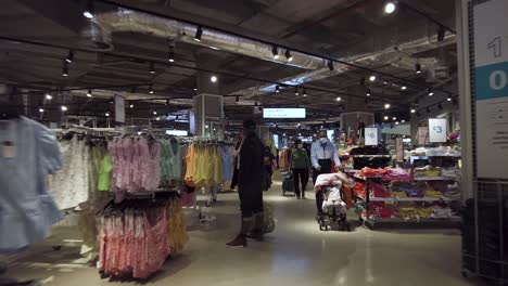 Pov,-Der-Am-15.-Mai-2022-Durch-Das-Primark-Modegeschäft-An-Käufern-In-Harrow-Vorbeiläuft