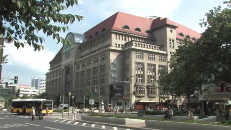 Long-Shot-Of-Kadewe-Kaufhaus-Des-Westens-In-Berlin,-Germany