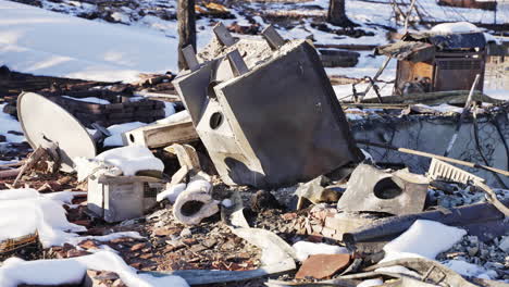 Los-Edificios-De-La-Zona-Residencial-Escombros-Y-Restos-En-El-Condado-De-Boulder,-Colorado-Superior,-EE.UU.-Después-Del-Desastre-De-Incendios-Forestales-De-Marshall-Fire