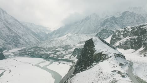 Vista-Cinematográfica-Aérea-Del-Accidentado-Paisaje-Del-Valle-De-Hunza-Cubierto-De-Nieve