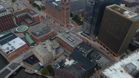 Vista-Aérea-Con-Vistas-Al-Techo-Y-Los-Edificios-En-Milwaukee,-Ee.uu.---Inclinación,-Disparo-De-Drones