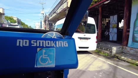 Eine-Fahrt-Auf-Der-Beifahrerseite-In-Einem-Jeepney-Für-Den-öffentlichen-Nahverkehr