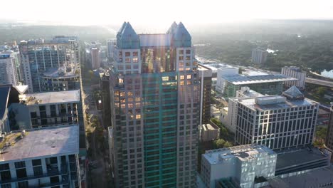 Clip-De-Paralaje-Aéreo-De-4k-Del-Edificio-Del-Centro-Suntrust-En-El-Centro-De-Orlando,-Florida-Durante-El-Amanecer