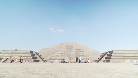 Tourists-enjoying-the-ancient-Teotihuacan-Pyramid-site-outside-of-Mexico-City,-Mexico