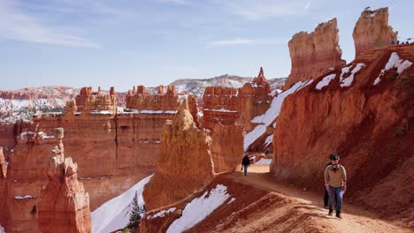 Wanderer-Kommen-Entlang-Der-Klippe-Im-Verschneiten-Bryce-Canyon