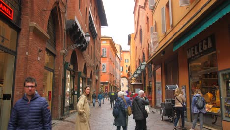 Bullicioso-Centro-Histórico-De-La-Ciudad-Con-Gente-Abarrotada-En-Bolonia,-En-El-Norte-De-Italia