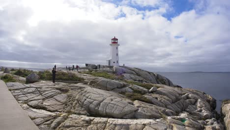 Turistas-En-La-Ensenada-De-Peggy.-Halifax,-Nueva-Escocia,-Canadá