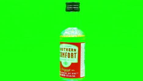 Southern-Comfort-Mini-Flasche,-50-Ml,-Likör,-Grüner-Bildschirm,-Rotierende-Drehung,-Zoom-In-Nahaufnahme-Des-Etiketts-In-4K-Chromakey