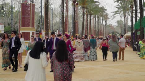 Mujeres-Con-Trajes-Tradicionales-De-Gitana-Vestidos-En-La-Feria-De-Primavera-En-El-Sur-De-España