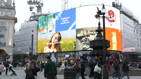 Anuncios-En-Pantallas-Gigantes-En-Piccadilly-Circus,-Londres-Con-Multitudes-Navideñas