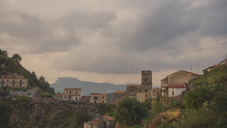 Zeitraffer-Bedrohlicher-Wolken-über-Der-Mutterkirche-Von-Savoca,-Sizilien,-Italien