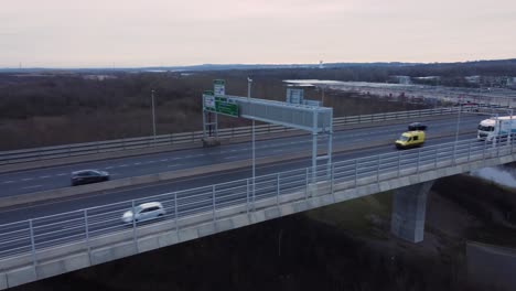 Mersey-Gateway-Mautbrücke,-Autobahnverkehr,-Der-über-Die-Flussmündung-Fährt,-Luftaufnahme,-Schwenk-Nach-Rechts