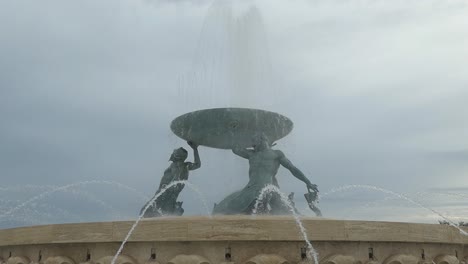 Tritonbrunnen-Vor-Der-Festung-Valletta-Auf-Malta-Mit-Bewölktem-Himmel-Und-Geringem-Kontrast