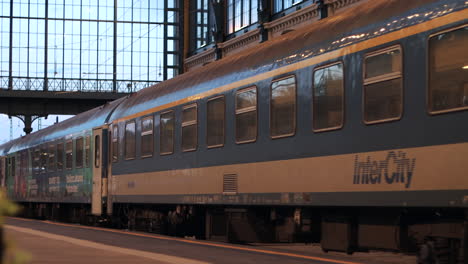 Train-departs-Nyugati-Station,-Budapest,-Hungary