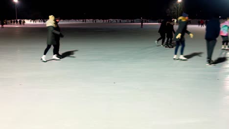 Trotz-Des-Covid-19-Omicron-Ausbruchs-In-Der-öffentlichen-Eislaufarena-In-Der-Innenstadt-Von-Edmonton-Alberta-Im-Victoria-Park-Skating-Oval-Liefen-An-Einem-Winterabend-Viele-Menschen-In-Kleinen-Gruppen-Unmaskiert-Aneinander-Vorbei