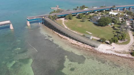 Antiguo-Siete-Millas-Puente-Paloma-Clave-Reconstruido-Turismo-Vacaciones-Tropical-Destino-Florida-Claro-Azul-Agua-Océano-Golfo-Aéreo-Dron-órbita