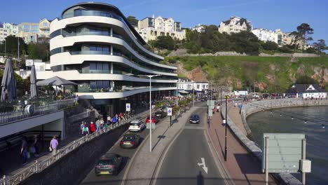 Torquays-Hauptstraße-Am-Meer-An-Einem-Geschäftigen-Tag-Mit-Einem-Modernen-Hotel-Und-Verkehr