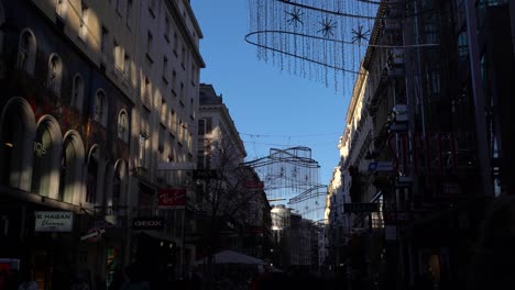 Silhouettenansicht-Der-Kärtnerstraße-In-Wien,-Österreich-Mit-Klarem-Blauen-Himmel