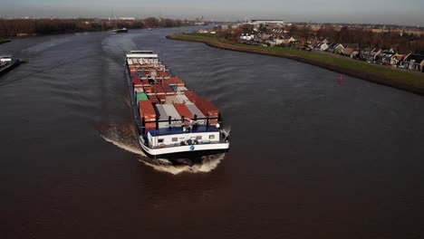 Missouri-Schiff-Mit-Versandbehältern-Entlang-Des-Flusses-Noord