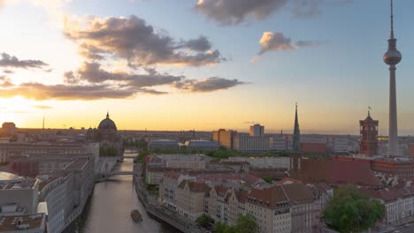 Es-Un-Lapso-De-Tiempo-Del-Día-A-La-Noche-Viendo-El-Horizonte-De-Berlín