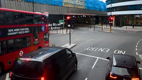 Drive-past-Big-Ben-and-the-Elizabeth-Tower,-London,-United-Kingdom