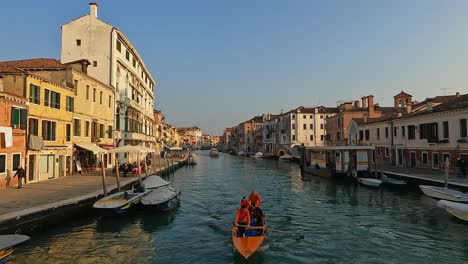 Equipo-De-Remeros-Entrenando-Remo-De-Pie-En-Un-Barco-Tradicional-Veneciano-En-El-Canal-De-Venecia-Del-Distrito-De-Cannaregio-En-Italia