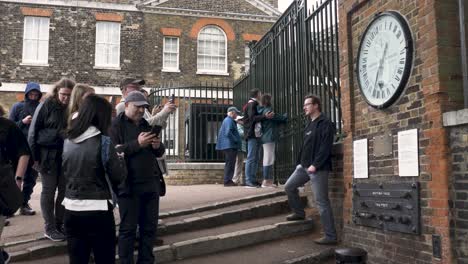 Besucher-Fotografieren-Am-7.-Mai-2022-Die-Wanduhr-Draußen-Neben-Den-Toren-Des-Royal-Observatory-Greenwich