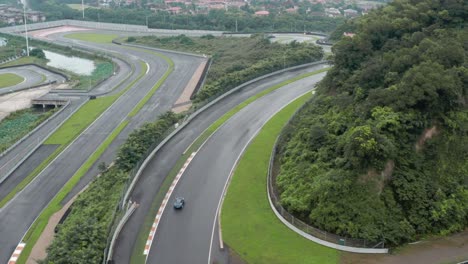 Vista-Aérea-Ion-Blue-Lotus-Sport-Car-Recorriendo-La-Pista-De-Carreras-En-China